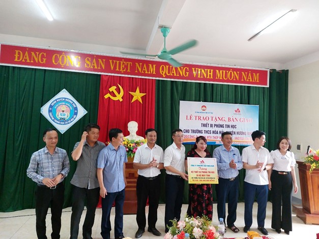 Công ty TNHH MTV Thép Miền Nam-VNSTEEL trao tặng thiết bị tin học phục vụ giáo dục và trao học bổng cho các em học sinh nghèo vượt khó tại Trường THCS xã Hòa Hải, huyện Hương Khê, tỉnh Hà Tĩnh.