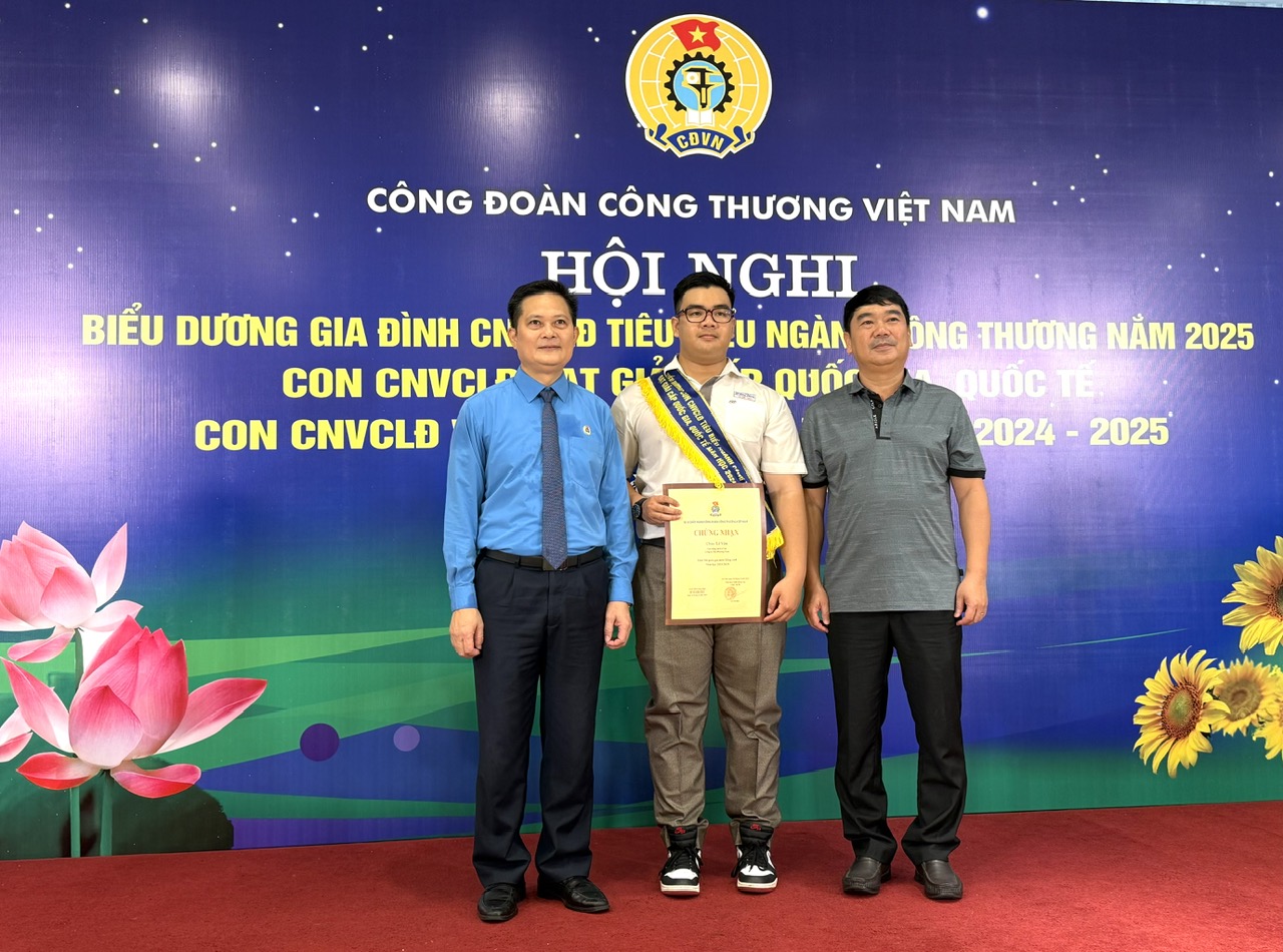 Công đoàn Công Thương Việt Nam tổ chức trao thưởng cho các cháu là con của đoàn viên Công đoàn, Công ty TNHH MTV Thép Miền Nam – VNSTEEL vinh dự có cháu Lê Văn đạt giải nhì quốc gia môn Tiếng Anh