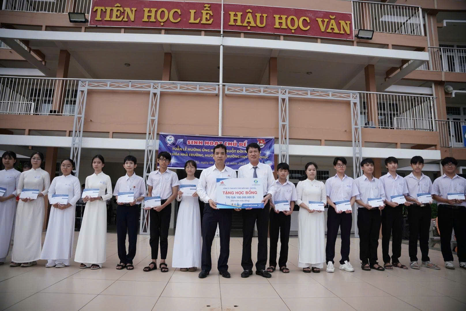 Công ty Thép Miền Nam - VNSTEEL tiếp sức ước mơ cho học sinh trường THPT Phú Mỹ