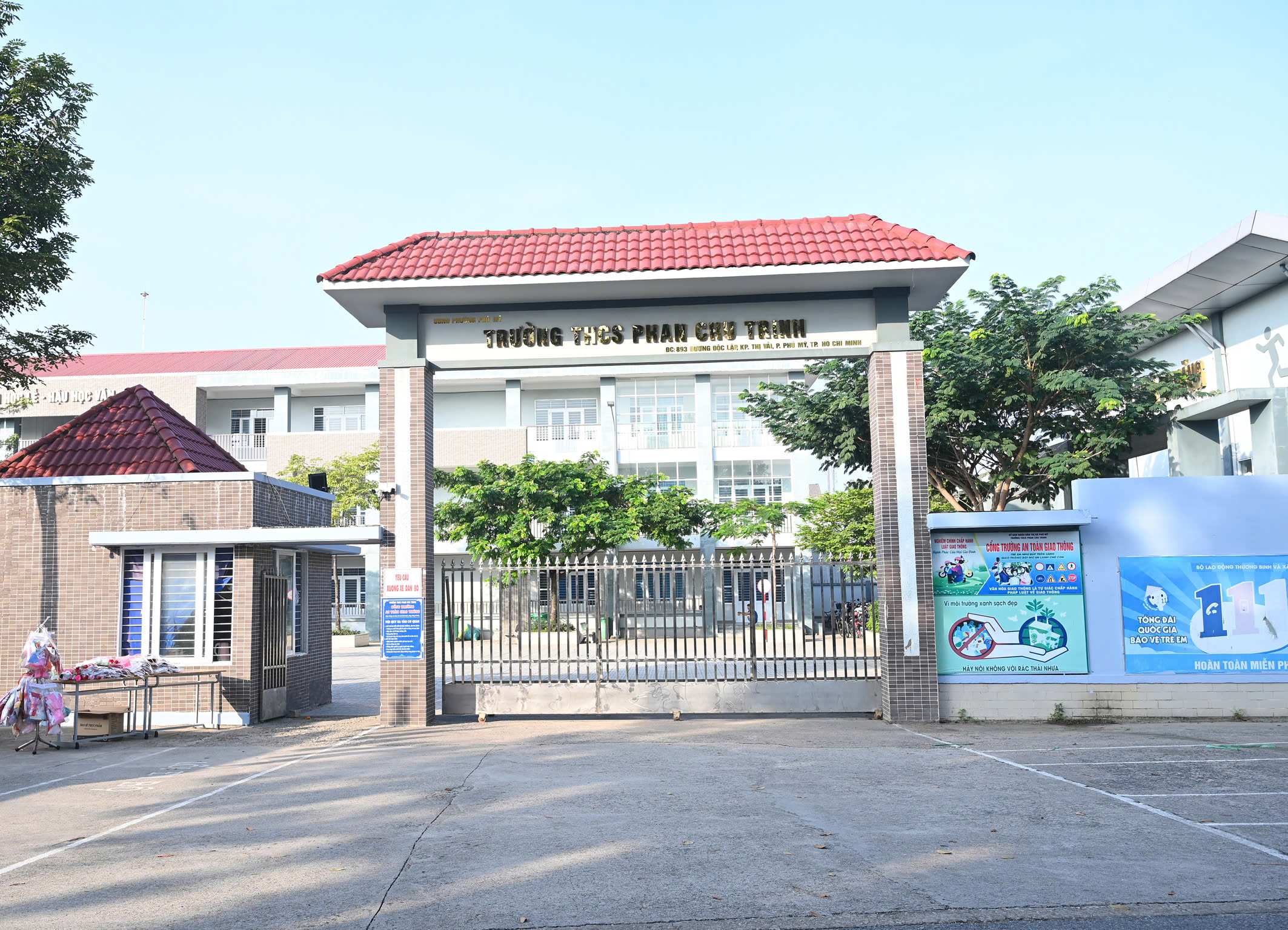 Trao học bổng trường THCS Phan Chu Trinh