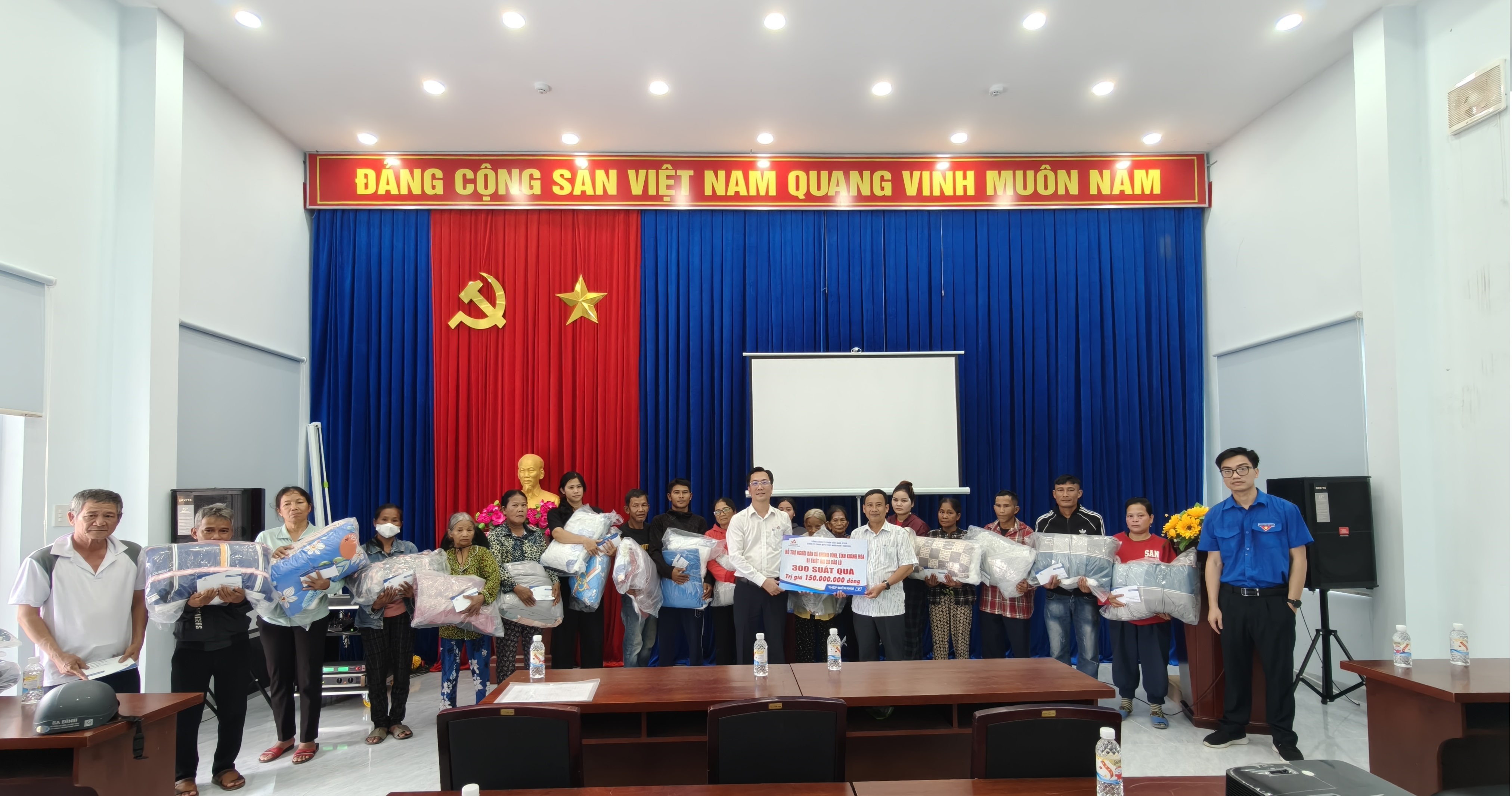 Thép Miền Nam - VNSTEEL: Trao gửi yêu thương đến đồng bào vùng lũ Khánh Vĩnh