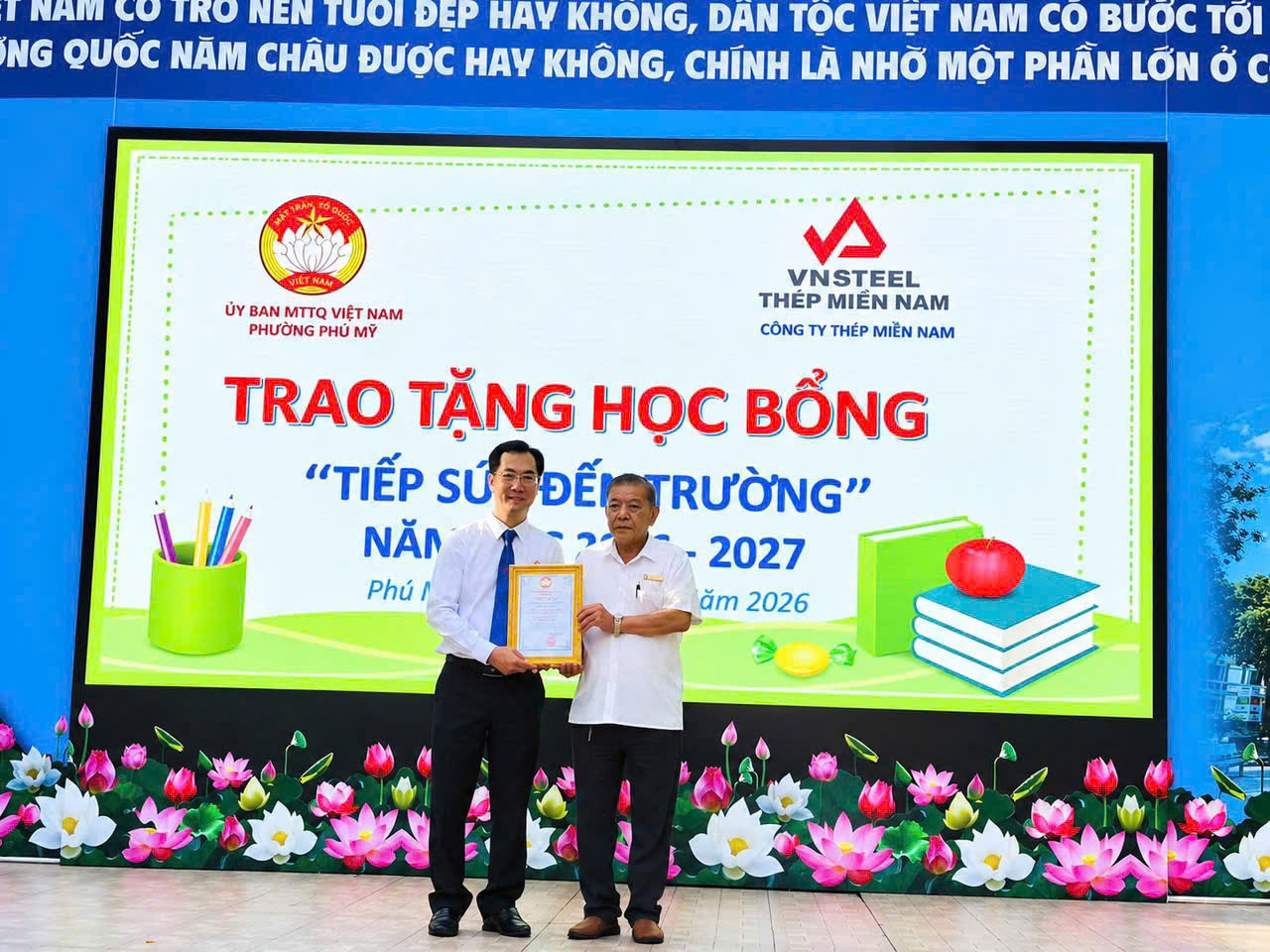 Thép Miền Nam – VNSTEEL trao 100 suất học bổng tiếp sức học sinh có hoàn cảnh khó khăn