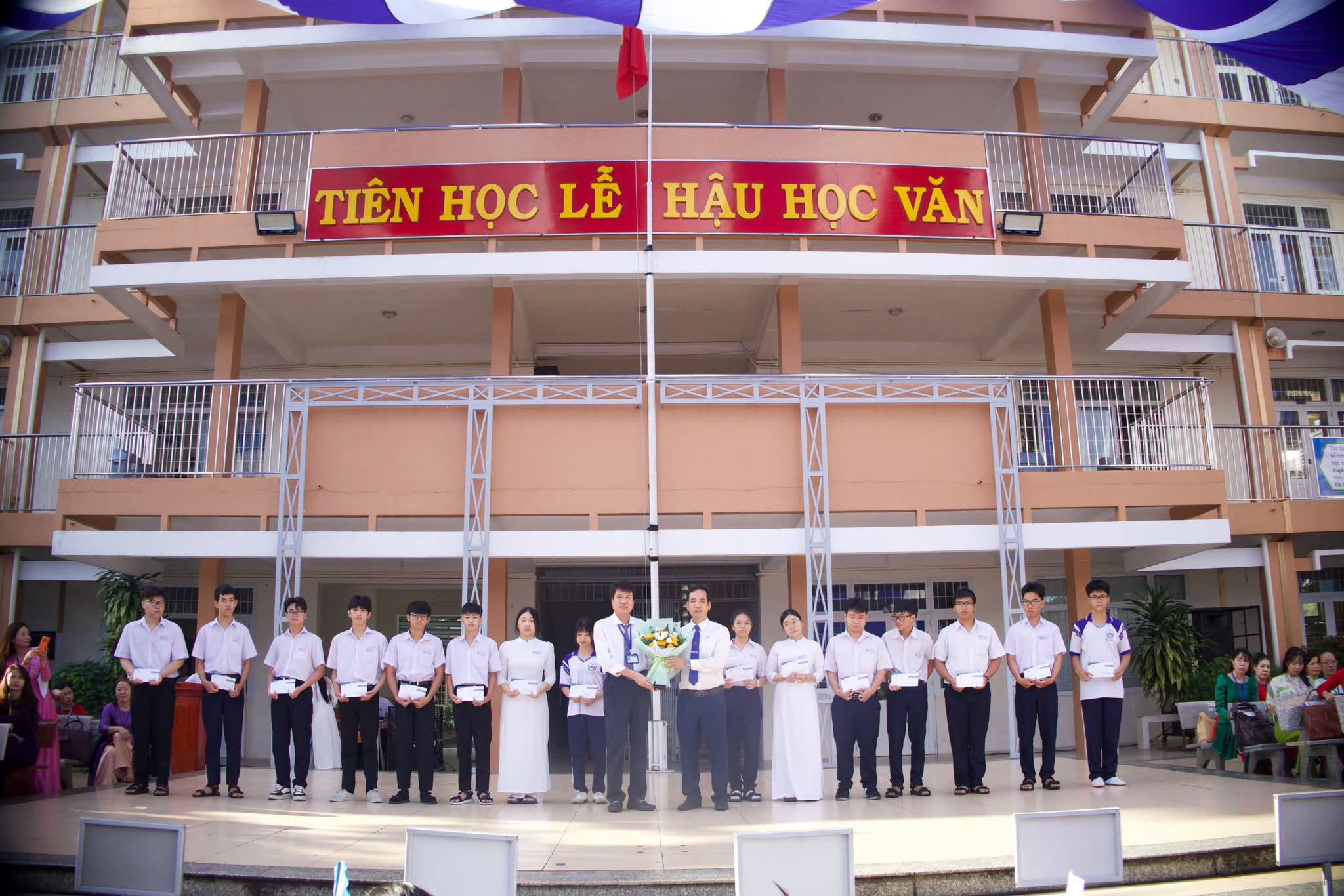 Thép Miền Nam – VNSTEEL: Trao học bổng, tiếp sức ước mơ đến trường
